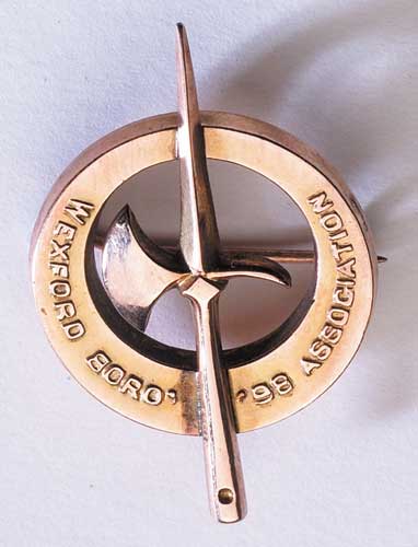 Commemorative gold badge showing crossed pikes. at Whyte's Auctions
