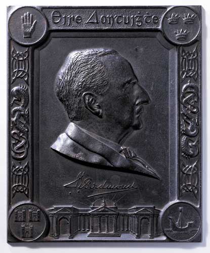 Profile portrait of John Redmond M.P., on an "�ire Aontuigte" plaque, 1914. at Whyte's Auctions