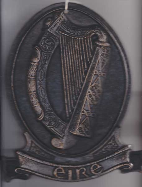 A gilded cast iron ire harp plaque at Whyte's Auctions