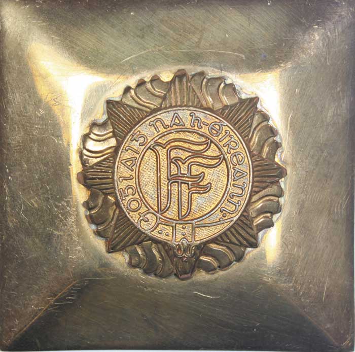 Irish Defence Forces pipe band belt buckle and bandolier at Whyte's Auctions