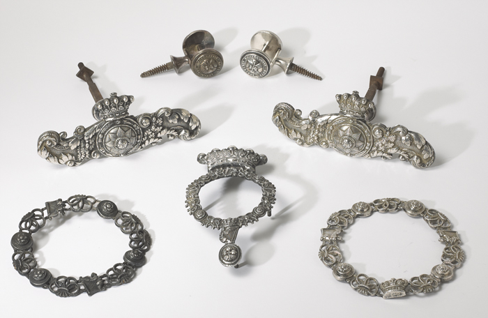 19th Century: Irish interest coach handles, badges and insignia at Whyte's Auctions