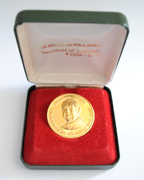 1973 Eamon de Valera commemorative gold and silver medals. at Whyte's Auctions