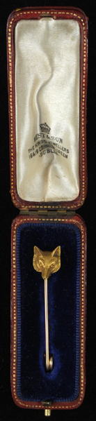 A 9 ct yellow gold stock pin in the form of a foxes' head, at Whyte's Auctions