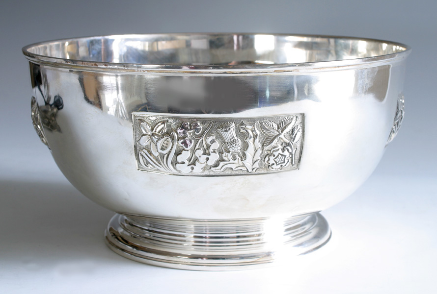 1977 Silver punch bowl commemorating the Silver Jubilee of Queen Elizabeth II at Whyte's Auctions