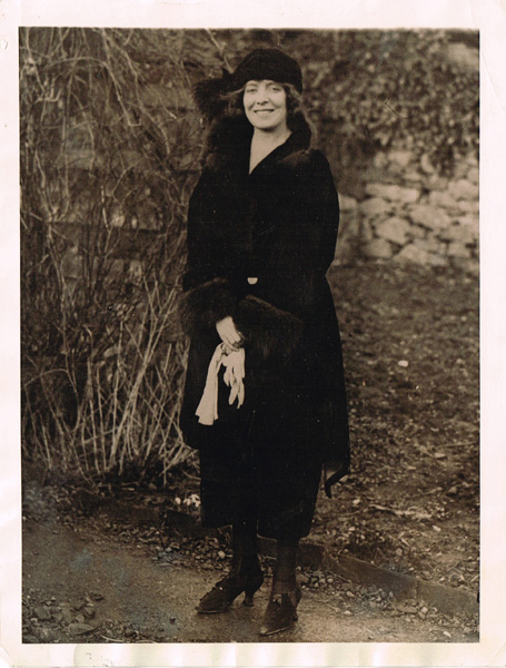 1922 (16 October) Kitty Kiernan To become Nun" press photograph." at Whyte's Auctions