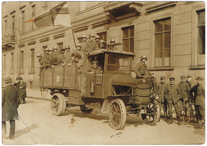 1918 Berlin, photographs of troops on the streets. at Whyte's Auctions