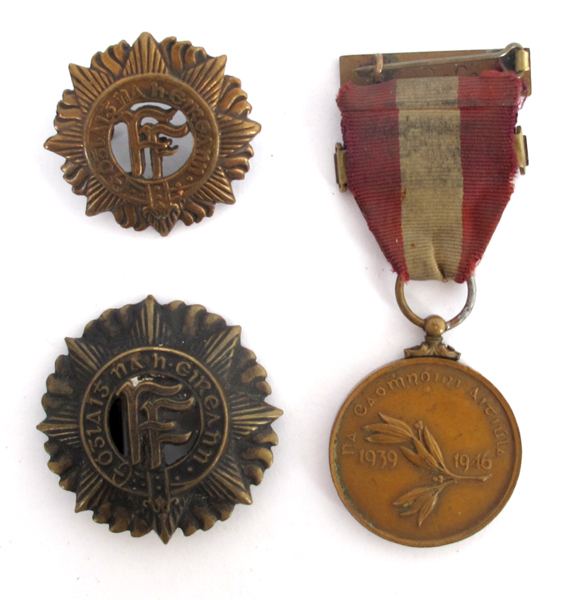 An Oglaigh na hEireann helmet badge, an Oglaigh na hEireann cap badge and a 1939-1946 Emergency National Service medal. at Whyte's Auctions