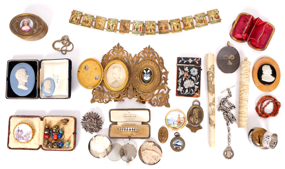 Collection of vertu: boxes, cases and jewellery. at Whyte's Auctions
