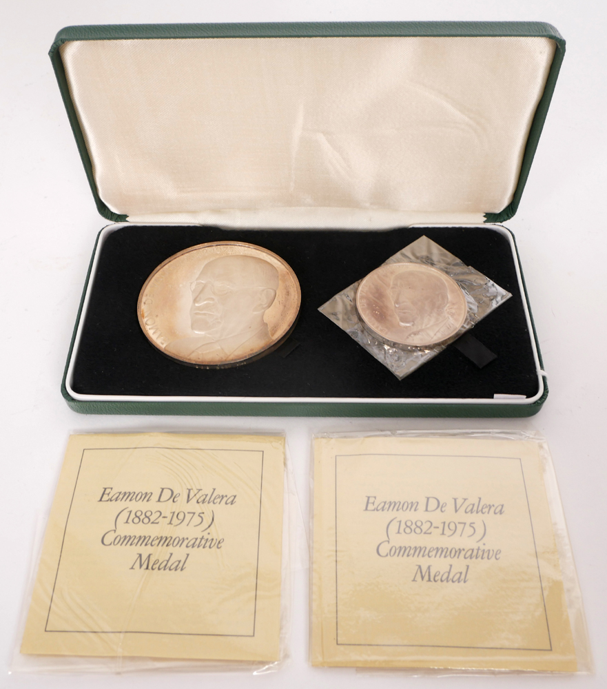 Pair of cased silver �amon de Valera medals by Spink in 1oz and 2.5 oz versions. at Whyte's Auctions