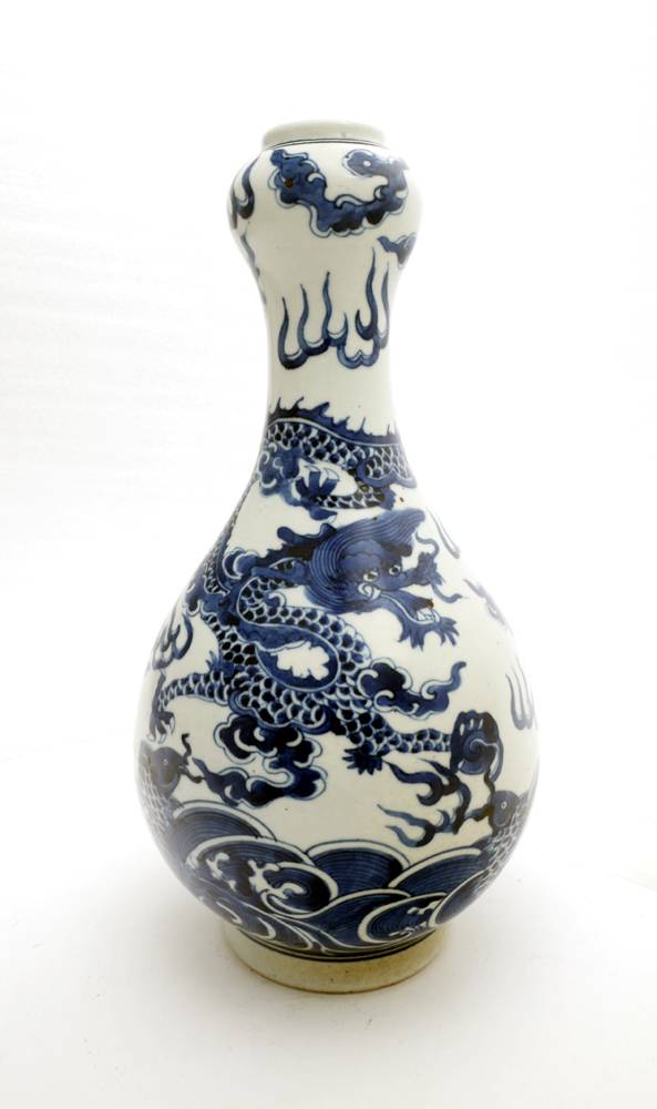 A Chinese blue and white porcelain garlic-mouth bottle vase. at Whyte's Auctions