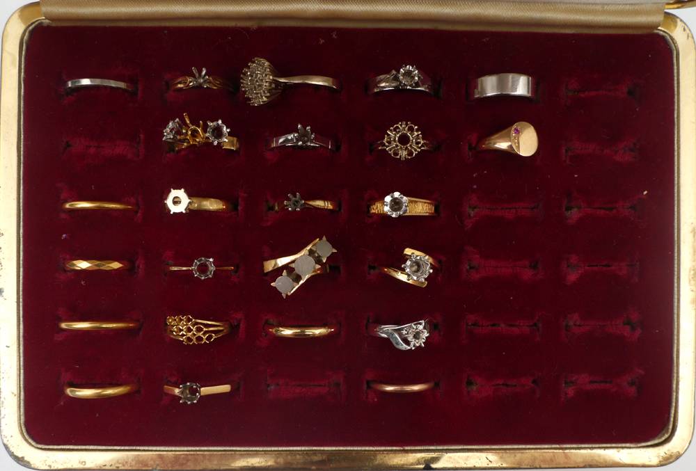 25 gold rings. at Whyte's Auctions