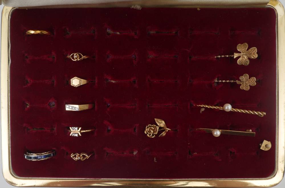Gold rings, brooches and pins. at Whyte's Auctions
