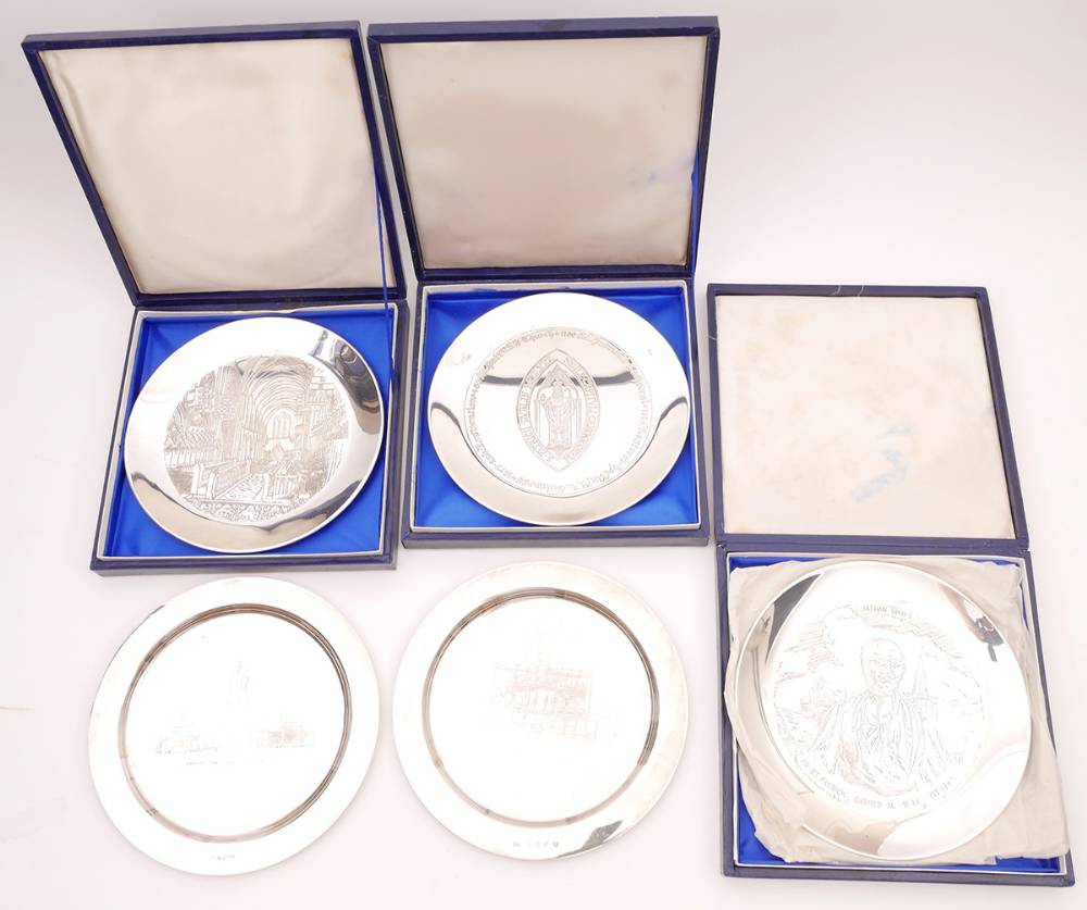 1973 St Patrick's Cathedral, Irish silver commemorative plates, a set of three and two similar. at Whyte's Auctions
