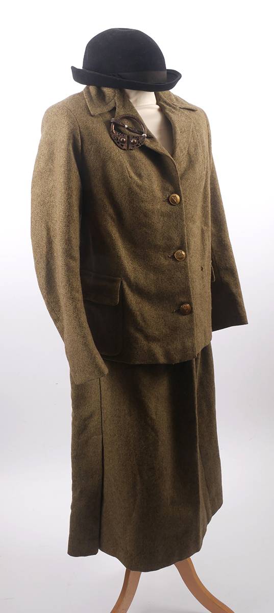 Cumann na mBan 'uniform' with Inginde na h-ireann (Daughters of Ireland) bronze brooch. at Whyte's Auctions