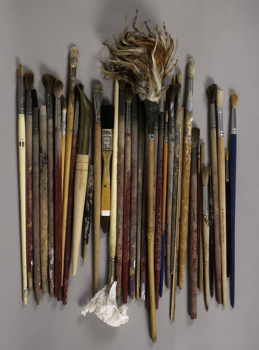 COLLECTION OF APPROX 30 PAINT BRUSHES AND A FEATHER BRUSH THOUGHT TO BE FROM THE ARTIST'S STUDIO at Whyte's Auctions