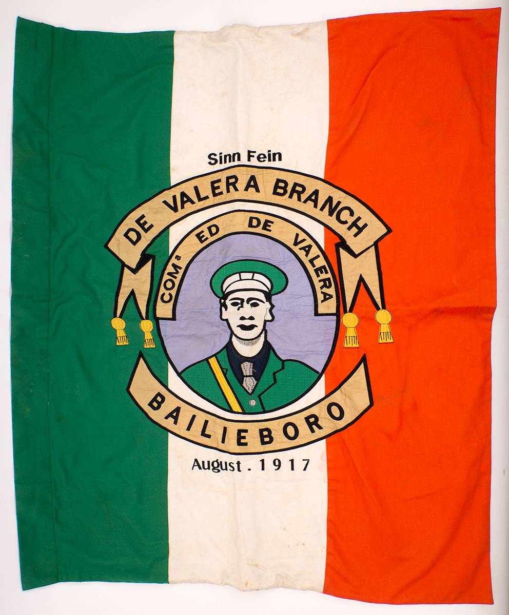 1933 Eamon de Valera 'thank you' notice to supporters on his re-election as President of the Irish Free State and a related flag. at Whyte's Auctions