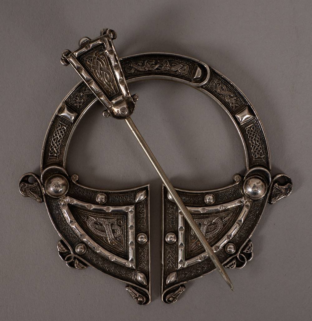 Early 20th century Tara brooch of a type worn by Inghnidhe na hireann and Cumann na mBan members. at Whyte's Auctions