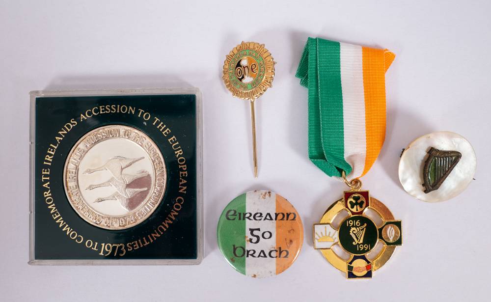 1916-1991 75th Anniversary of The Easter Rising commemorative medal and related badges. (5) at Whyte's Auctions